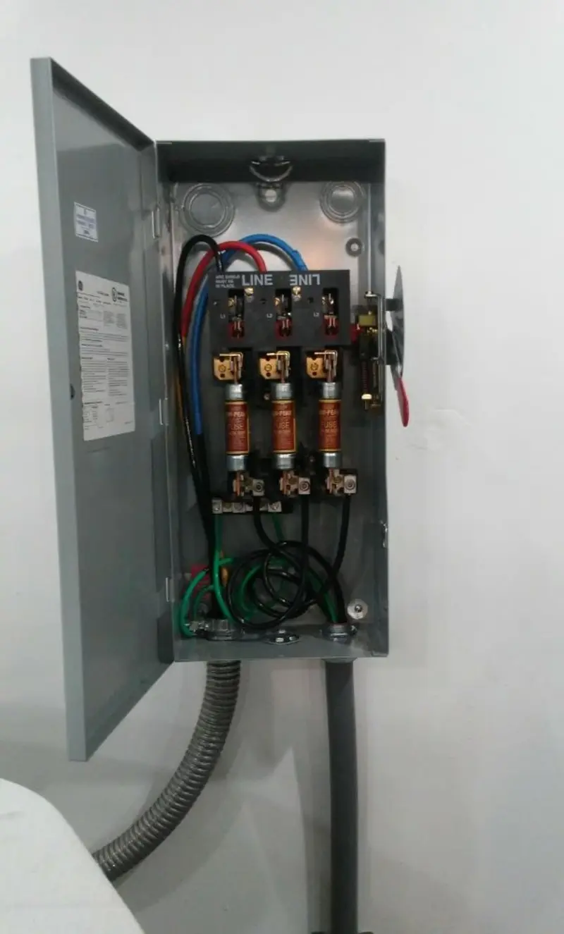 Three-phase disconnect switch installed for Smoke Detector Installation in Sebring